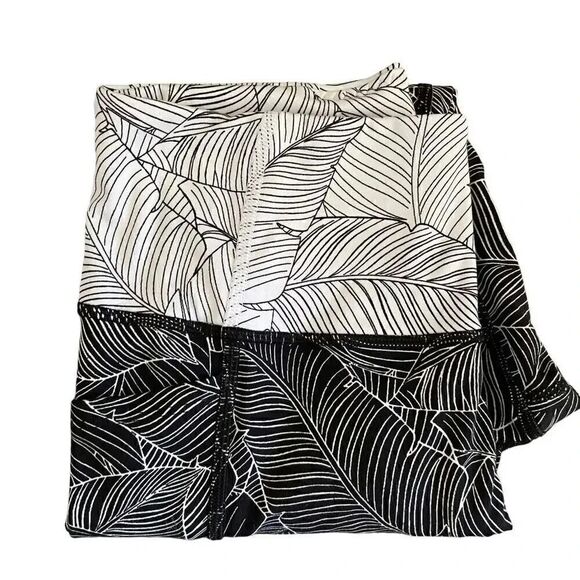 Victoria’s Secret On Point Flow Mid Rise Black White Novelty Print  SZ 8 #1142 - Picture 5 of 9